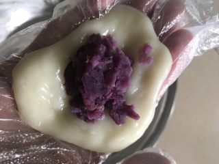 8、紫薯糯米糍,等待糯米粉凉透，搓一小块摊开放上紫薯