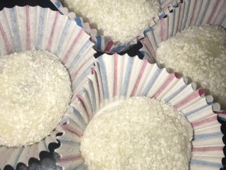 9、紫薯糯米糍,凉透糯米还是粘粘的，随便捏就可以封口包住紫薯，然后粘椰蓉就好了