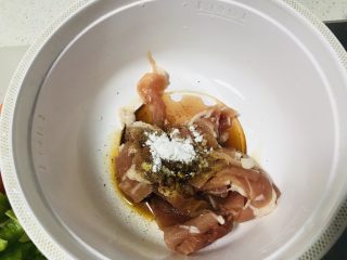 2、山药炒肉片,腌制肉片,肉片里放姜粉、花椒粉(没有可以不放),但必须得倒料酒和生抽,在撒适量淀粉拌匀腌制;