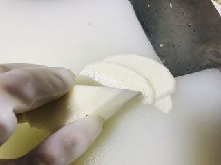 3、山药炒肉片,山药去皮切片,对山药过敏的人一定要带手套,不然手会奇痒无比;