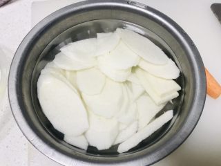 4、山药炒肉片,山药切好后,用清水浸泡,防止氧化变黑;