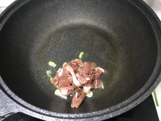 7、山药炒肉片,倒入腌好的肉片,中小火翻炒至断生;