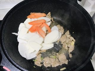 8、山药炒肉片,加入山药片和胡萝卜片;
