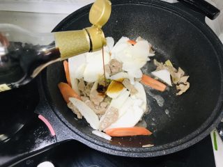 9、山药炒肉片,倒入生抽调味;