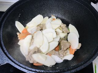 10、山药炒肉片,翻炒均匀;