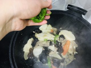 14、山药炒肉片,加入青椒翻炒1分钟;