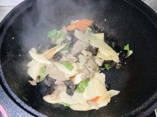 15、山药炒肉片,热气腾腾,香气扑鼻;