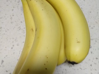 1、碳烧水果捞,香蕉一根。切小段儿。