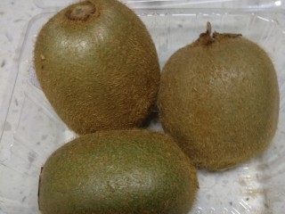 2、碳烧水果捞,奇异果一枚。切片。