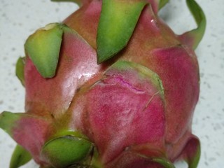 3、碳烧水果捞,火龙果半个。切小块。