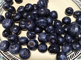 4、碳烧水果捞,蓝莓一小盒。