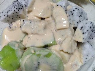 6、碳烧水果捞,水果准备好后，将风味发酵乳淋上即可。再调入炼乳，味道甜甜的。