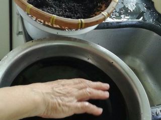 1、月子婆的炒芝麻,将芝麻放清水洗过两三遍，把沙子等杂质过滤去掉