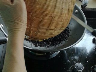 2、月子婆的炒芝麻,大火烧开锅，锅里头的水分干了以后倒洗干净后的芝麻