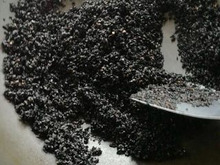 3、月子婆的炒芝麻,湿湿的，用中????火炒，边炒边翻，后来用小火