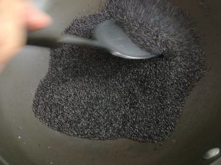 4、月子婆的炒芝麻,炒好的芝麻干了都这样，炒香一点的话要等到芝麻发出“啪啪啪”的声音，然后装在干净的容器可以吃上好几天了。