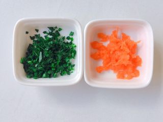 2、时蔬鸡蛋糕,胡萝卜擦丝，菠菜叶切碎