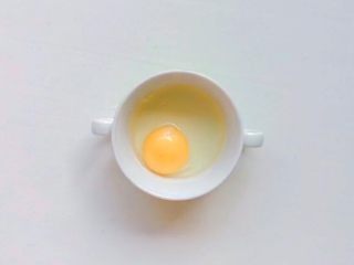 3、时蔬鸡蛋糕,鸡蛋磕开倒入碗中