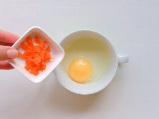 4、时蔬鸡蛋糕,加入胡萝卜丝