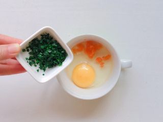 5、时蔬鸡蛋糕,加入菠菜叶