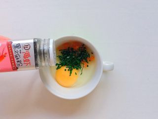 6、时蔬鸡蛋糕,撒入海虾黑芝麻粉补充钙镁磷，搅拌均匀，切记不要把蛋黄搅碎了哦