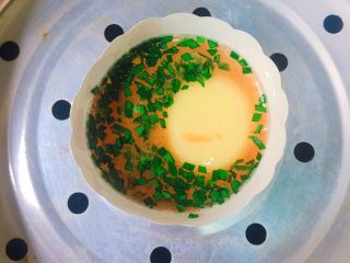 7、时蔬鸡蛋糕,放入锅中蒸15-20分钟即可