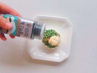 8、时蔬鸡蛋糕,出锅撒入低钠黑芝麻盐调味即可