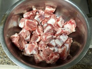 1、窦婆婆妈妈菜➕简易版糖醋小排,在麦德龙买的小排，最喜欢肋排了，带着脆骨，吃的很爽。新鲜的小排用清水泡去血水，不用再氽水了