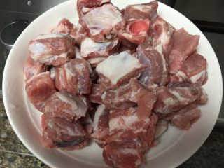 2、窦婆婆妈妈菜➕简易版糖醋小排,泡去血水的小排控水备用。还要准备生姜和小葱，生姜清洗切片，小葱清洗切段，爸爸催着做饭下午还要出门走亲戚，这一步就漏拍了。