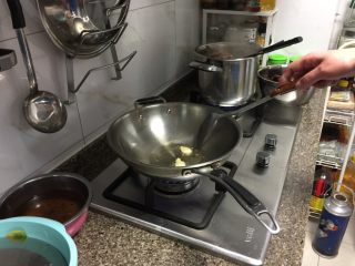 3、窦婆婆妈妈菜➕简易版糖醋小排,热锅冷油，油比一般炒菜稍微多一点，放入姜片煸香