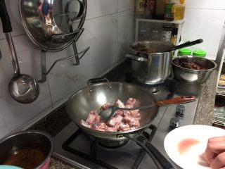 4、窦婆婆妈妈菜➕简易版糖醋小排,放入控水的小排小火不断煸炒。以前妈妈的做法是先把小排炸一下再烧，毕竟现在他们年纪大了，妈妈还有高血脂，所以就把炸改为煎，