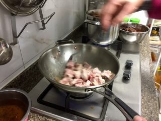 5、窦婆婆妈妈菜➕简易版糖醋小排,小火煎到排骨两面微黄，锁住肉汁