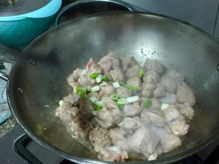 6、窦婆婆妈妈菜➕简易版糖醋小排,加入葱段