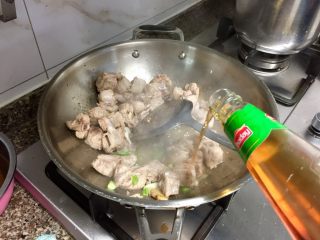 7、窦婆婆妈妈菜➕简易版糖醋小排,转中火，加入适量料酒，翻炒去腥