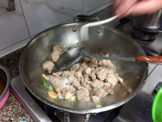 8、窦婆婆妈妈菜➕简易版糖醋小排,加入三小勺白糖，翻炒均匀