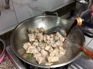 9、窦婆婆妈妈菜➕简易版糖醋小排,加入两勺生抽，翻炒均匀