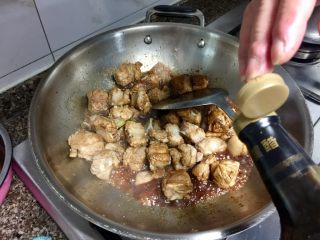 11、窦婆婆妈妈菜➕简易版糖醋小排,加入两勺香醋，翻炒均匀，最喜欢镇江香醋，带点甜味不会死酸