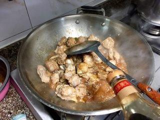 10、窦婆婆妈妈菜➕简易版糖醋小排,加入一勺老抽翻炒均匀