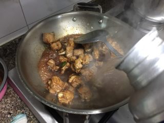 12、窦婆婆妈妈菜➕简易版糖醋小排,加入适量热水，没过小排，中火烧开，转小火炖煮半个小时，我不喜欢小排炖的太烂，喜欢肉带点嚼劲，喜欢肉更酥烂的宝宝们可以适当延长炖的时间