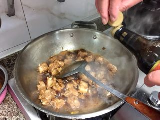 13、窦婆婆妈妈菜➕简易版糖醋小排,炖煮半小时后，再加入半勺陈醋，这是阿晨妈妈的做法，可以让肉更香，不喜欢太酸的宝宝可以省略不放。