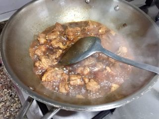 14、窦婆婆妈妈菜➕简易版糖醋小排,尝下咸淡，根据个人口味添加少许食盐或不放。转大火收汁到自己喜欢的程度，即可盛出。阿晨今天留的汤汁比较多，照顾阿晨妈妈的喜好，她喜欢用这个汤汁拌米饭。其实应该收汁到快干，汁水很浓郁，似乎可以拉丝的程度，然后撒上少许熟白芝麻，出锅装盘，是最完美的????