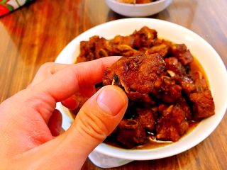 19、窦婆婆妈妈菜➕简易版糖醋小排,直接用手拿了一块啃起来，额，坏习惯，大家可别跟阿晨一样????。肉嫩味香，酸甜开胃，咸鲜可口，有兴趣的宝宝们，快来试试吧????