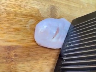 1、香辣鸡翅,准备鸡翅洗净两面改上花刀