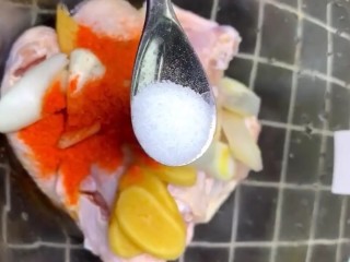 2、香辣鸡翅,加葱姜，料酒，生抽，腌制料，少许的盐