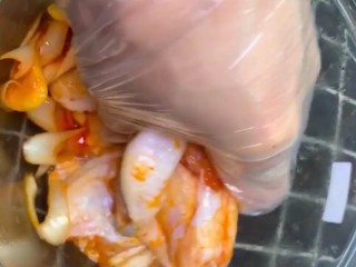 3、香辣鸡翅,抓拌腌制二十分钟入味