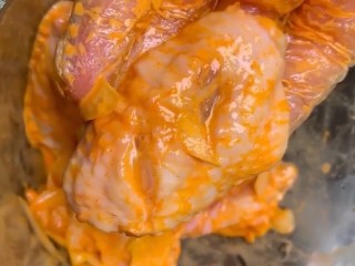 5、香辣鸡翅,充分的抓拌均匀抓成这样