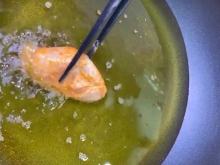 6、香辣鸡翅,油温五成热下锅炸