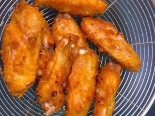 8、香辣鸡翅,最后大火炸至金黄熟透捞出控油就可以了