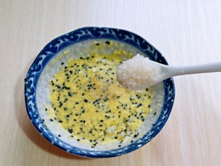 6、简单快手小零食~黑芝麻椰香吐司条,加入白砂糖。(糖的量可以根据个人喜欢增加)