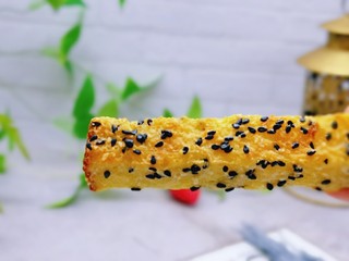 12、简单快手小零食~黑芝麻椰香吐司条,简单快手,巨好吃,我要开动喽~